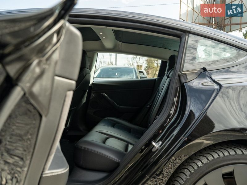 Седан Tesla Model 3 2021 в Черновцах
