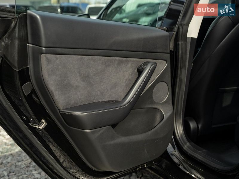Седан Tesla Model 3 2021 в Черновцах