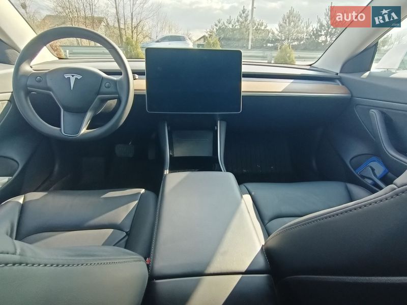 Седан Tesla Model 3 2020 в Львове