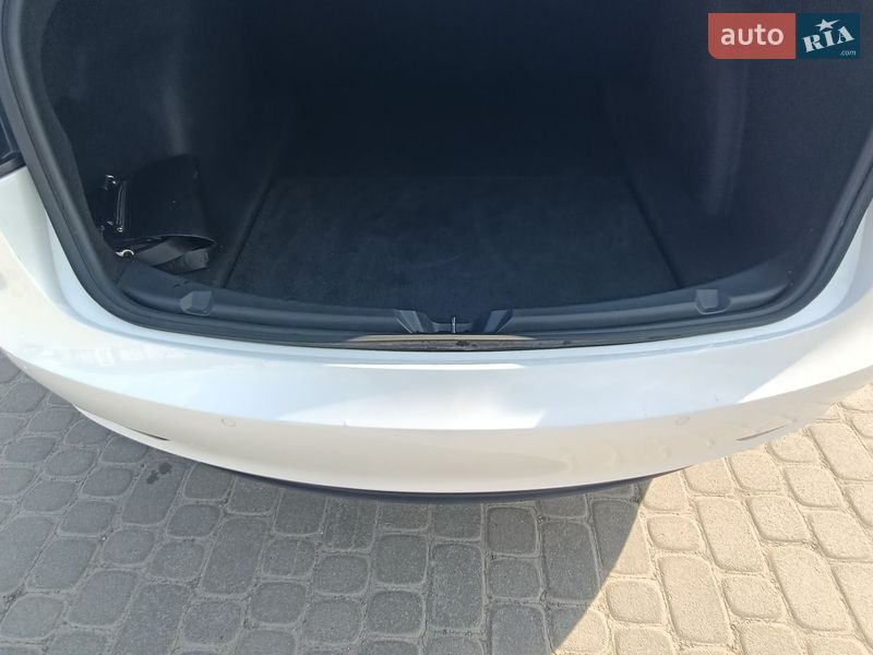 Седан Tesla Model 3 2020 в Львове