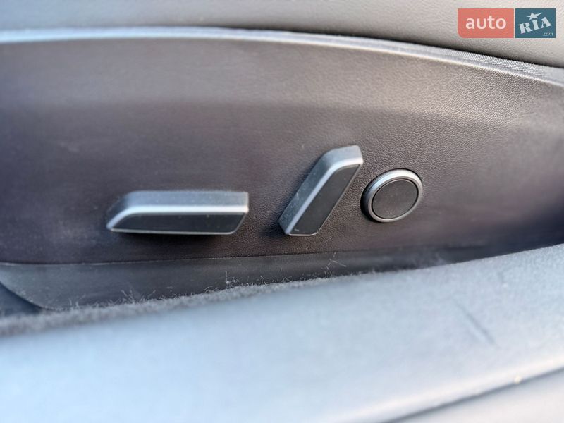 Седан Tesla Model 3 2023 в Киеве