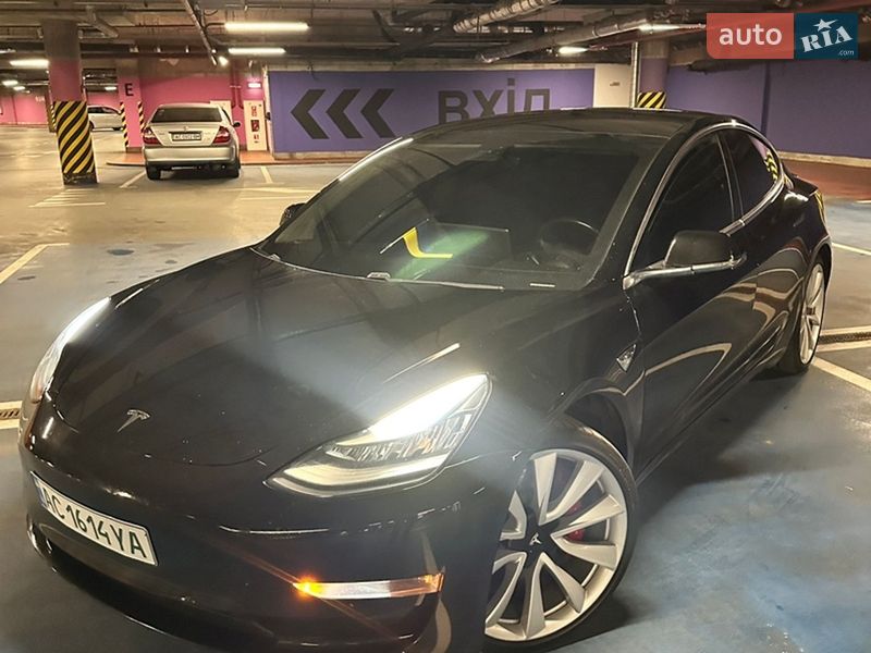 Седан Tesla Model 3 2019 в Луцке