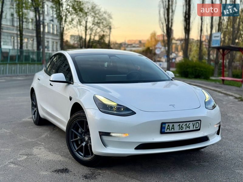 Седан Tesla Model 3 2021 в Киеве