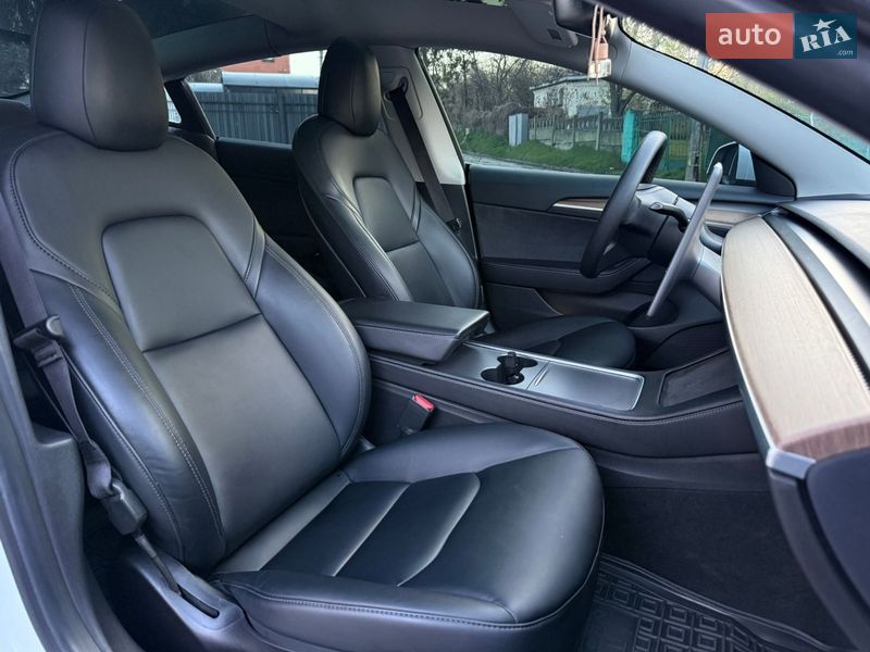 Седан Tesla Model 3 2021 в Киеве