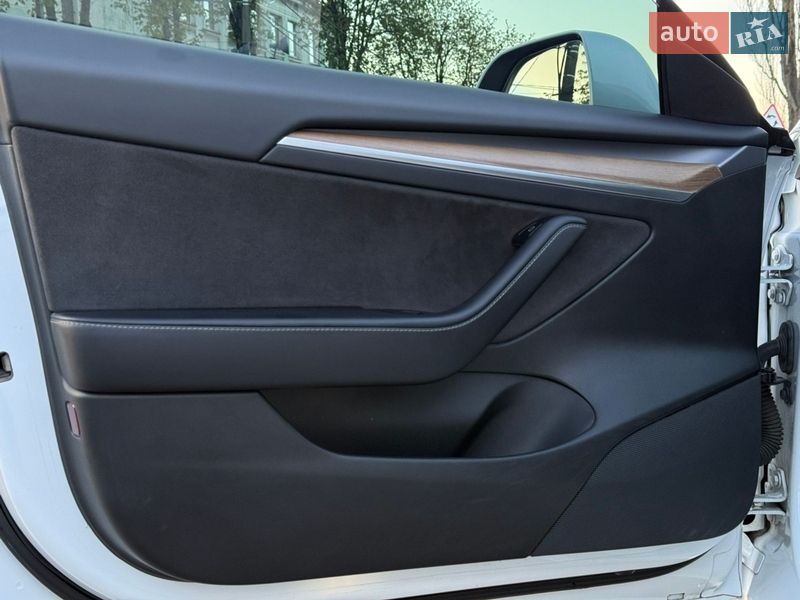 Седан Tesla Model 3 2021 в Киеве