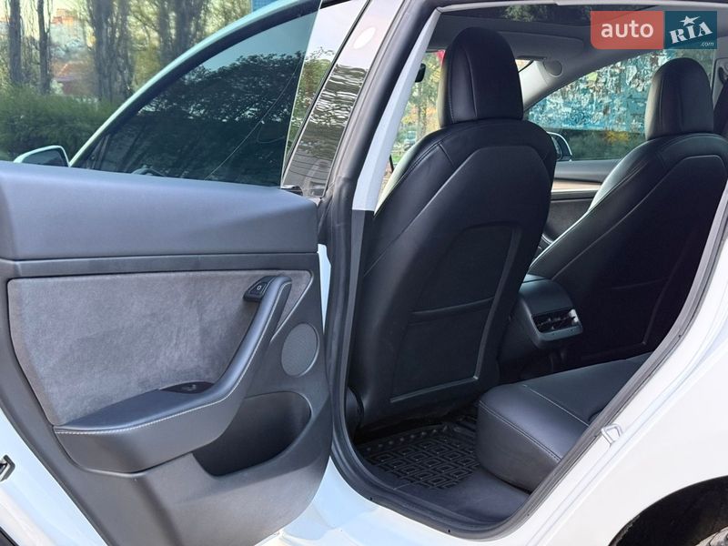 Седан Tesla Model 3 2021 в Киеве