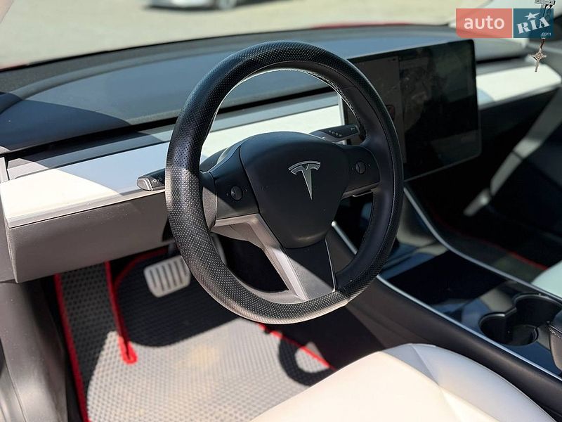 Седан Tesla Model 3 2020 в Львове