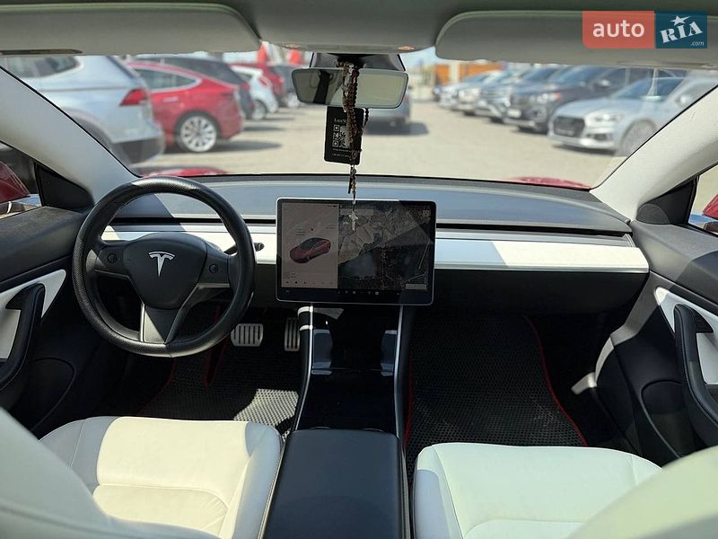 Седан Tesla Model 3 2020 в Львове