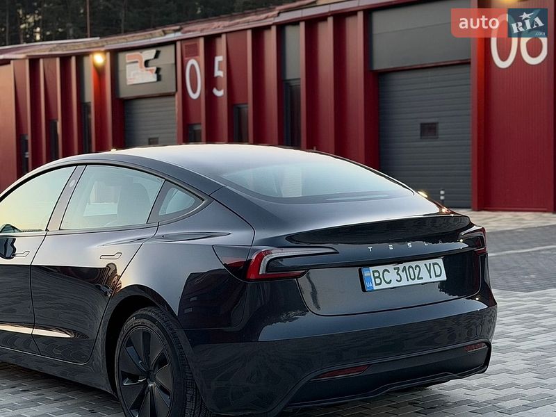 Седан Tesla Model 3 2024 в Львове