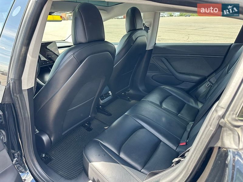 Седан Tesla Model 3 2018 в Ужгороді
