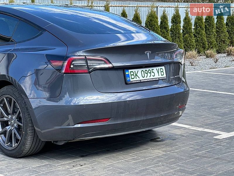 Седан Tesla Model 3 2021 в Луцке