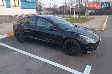 Седан Tesla Model 3 2022 в Бучі
