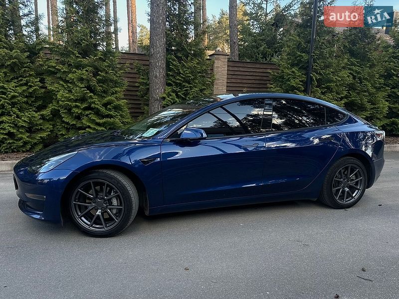 Седан Tesla Model 3 2021 в Киеве