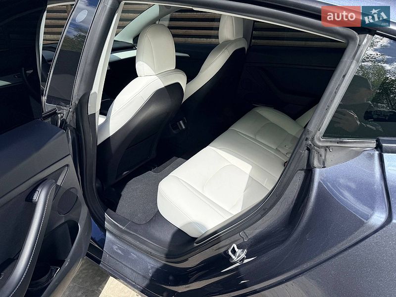 Седан Tesla Model 3 2022 в Львові