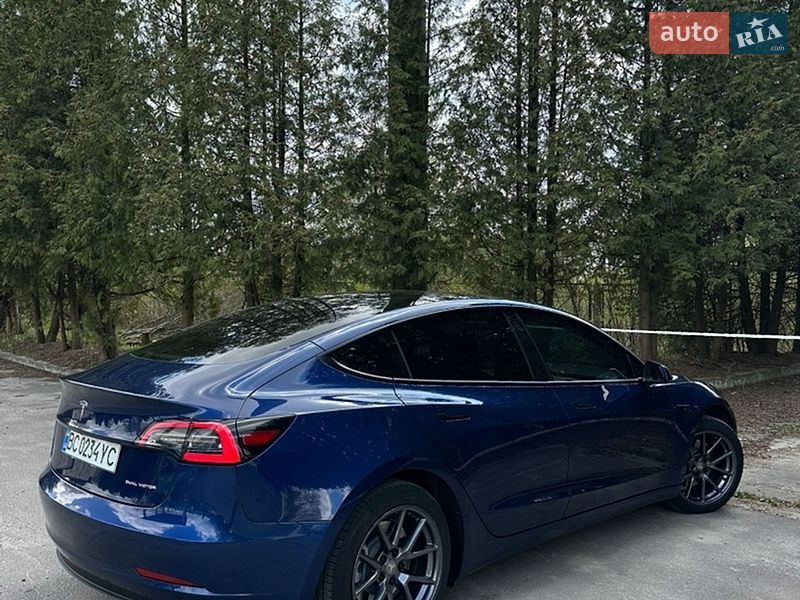 Седан Tesla Model 3 2021 в Львові
