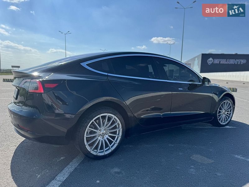Седан Tesla Model 3 2018 в Львові
