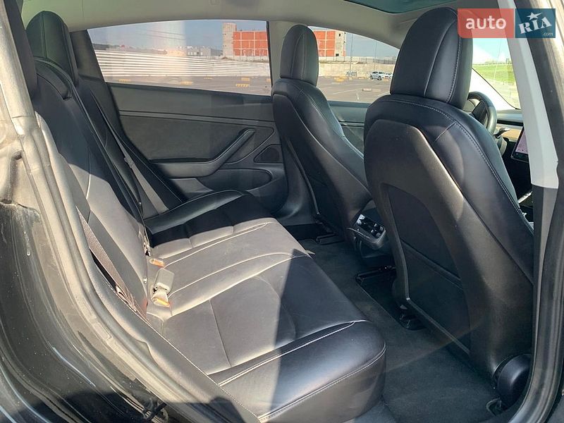 Седан Tesla Model 3 2018 в Львові