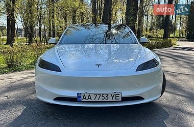 Седан Tesla Model 3 2025 в Киеве