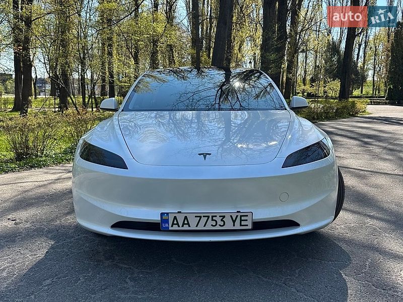 Седан Tesla Model 3 2025 в Киеве