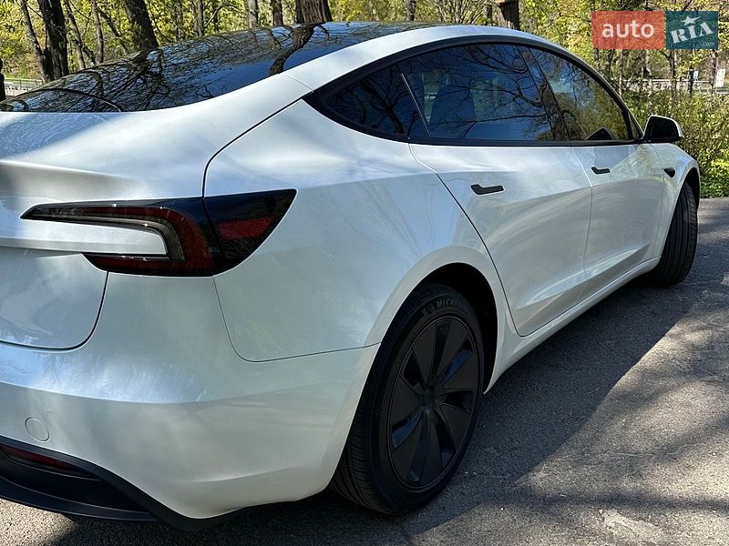 Седан Tesla Model 3 2025 в Киеве