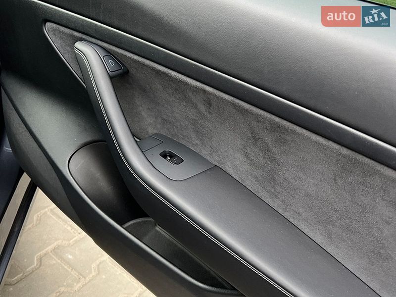 Седан Tesla Model 3 2021 в Киеве