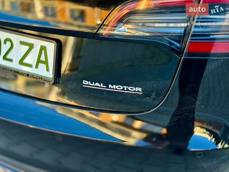 Седан Tesla Model 3 2022 в Черновцах