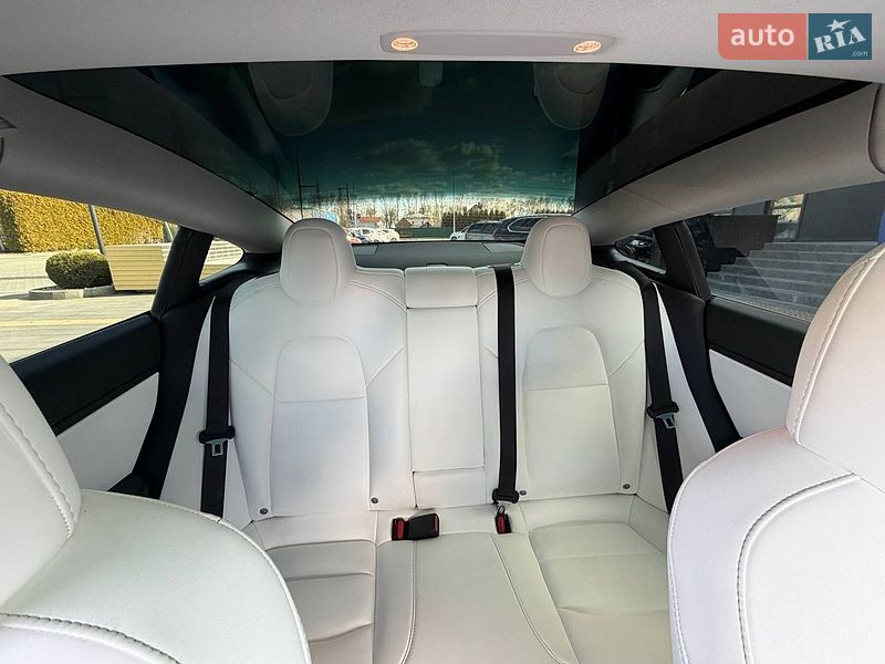 Седан Tesla Model 3 2020 в Львові