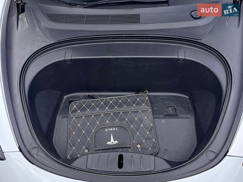 Седан Tesla Model 3 2019 в Ровно