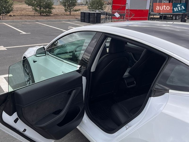Седан Tesla Model 3 2019 в Ровно