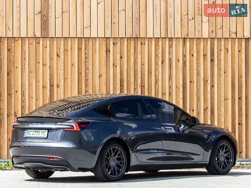 Седан Tesla Model 3 2024 в Львові