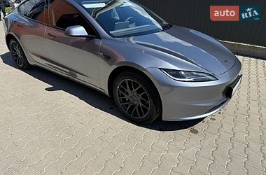 Седан Tesla Model 3 2025 в Береговому