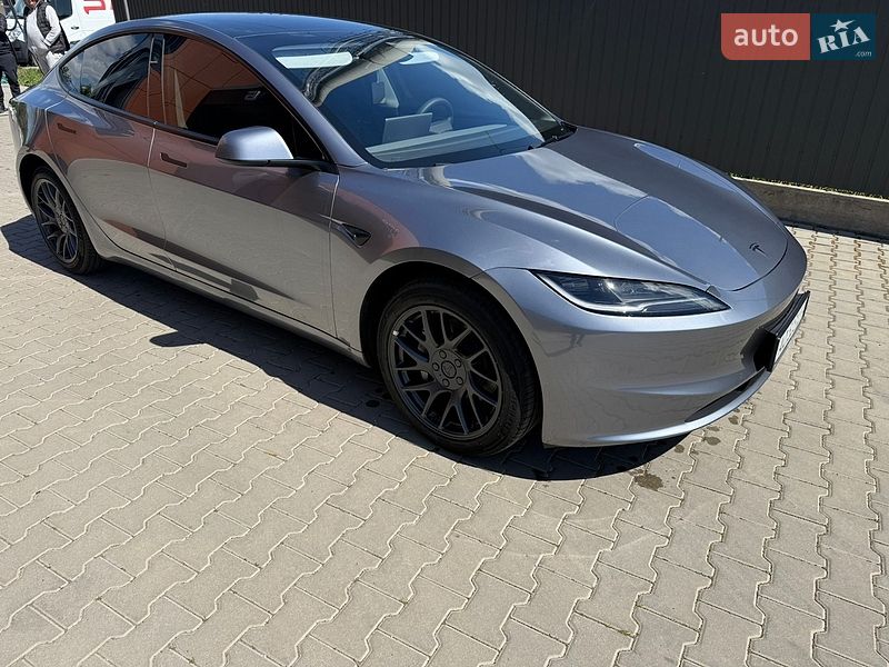Седан Tesla Model 3 2025 в Береговому