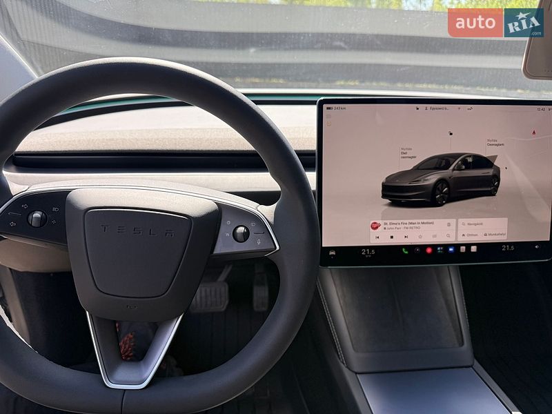 Седан Tesla Model 3 2025 в Береговому