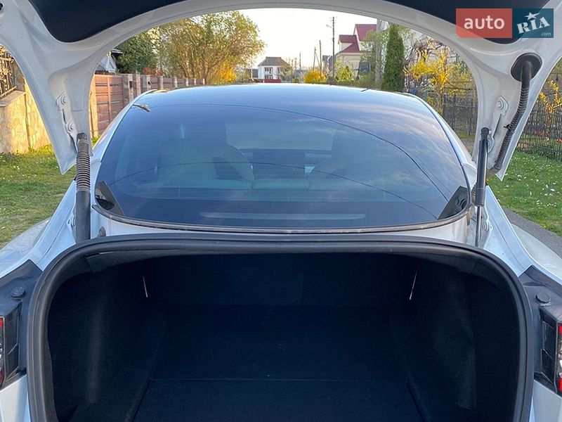 Седан Tesla Model 3 2020 в Ивано-Франковске