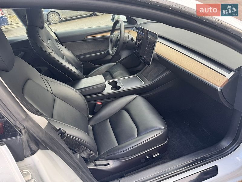 Седан Tesla Model 3 2021 в Львове
