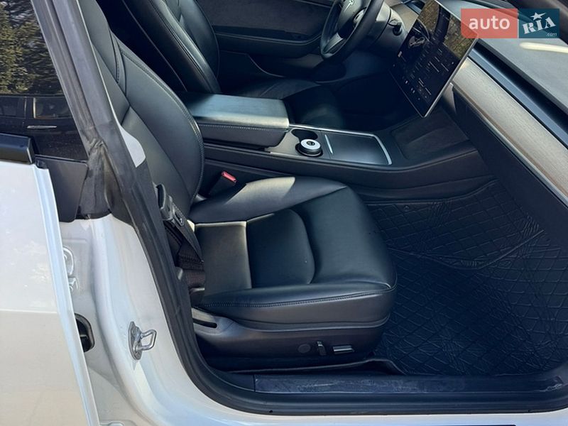 Седан Tesla Model 3 2021 в Львове