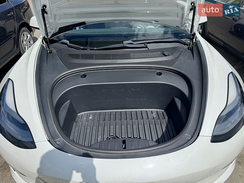 Седан Tesla Model 3 2021 в Львове