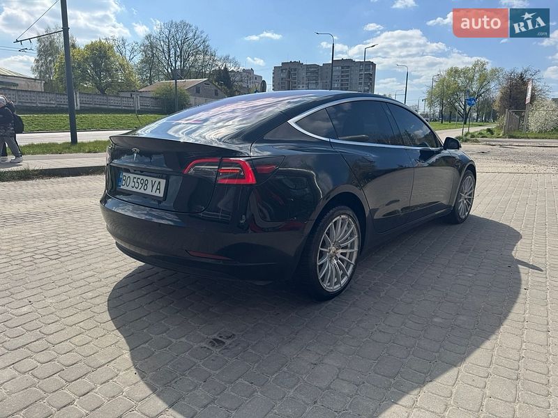 Седан Tesla Model 3 2018 в Львові