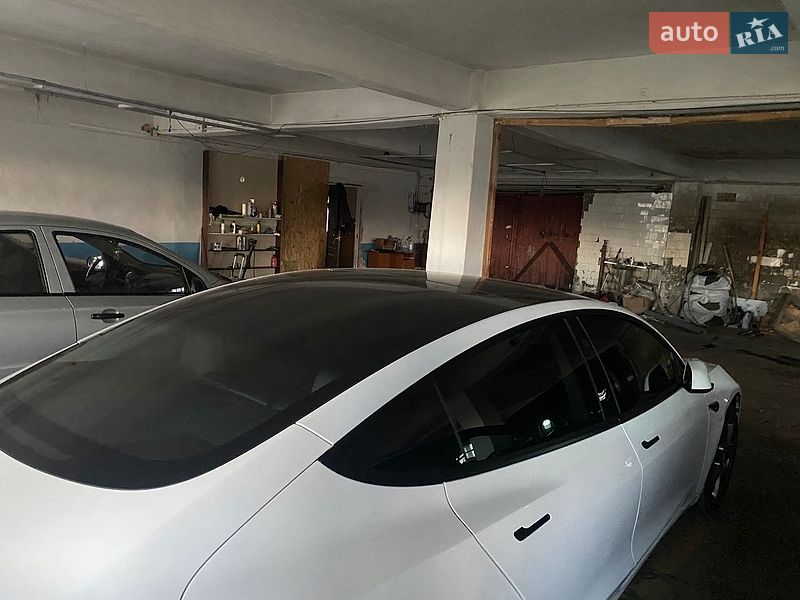 Седан Tesla Model 3 2021 в Луцке