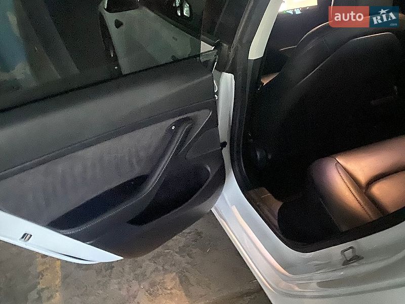 Седан Tesla Model 3 2021 в Луцке