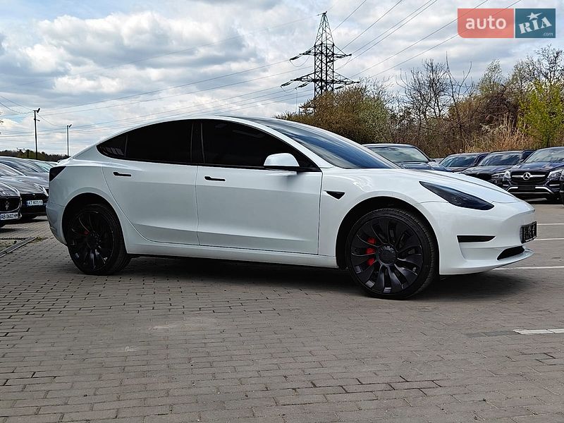 Седан Tesla Model 3 2023 в Львове