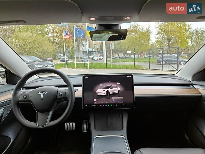 Седан Tesla Model 3 2023 в Львове