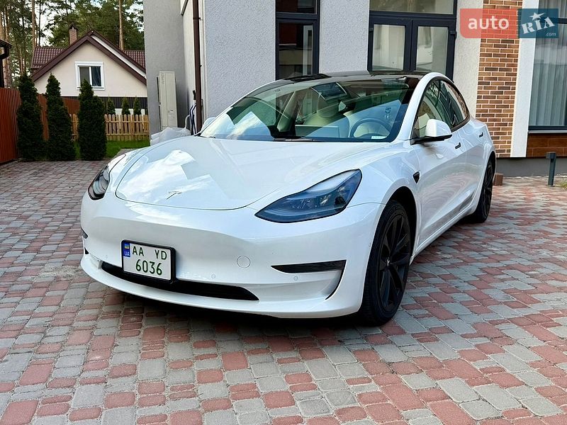 Седан Tesla Model 3 2021 в Киеве
