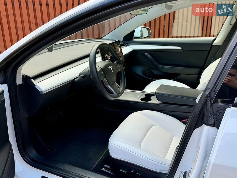 Седан Tesla Model 3 2021 в Киеве