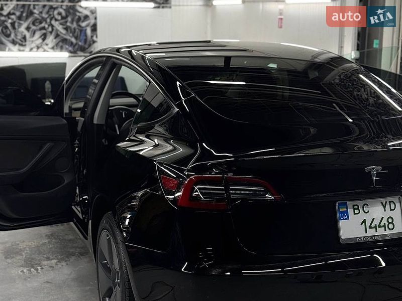 Седан Tesla Model 3 2022 в Львове