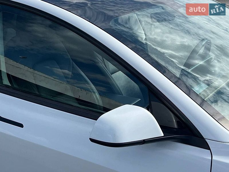 Седан Tesla Model 3 2021 в Львове