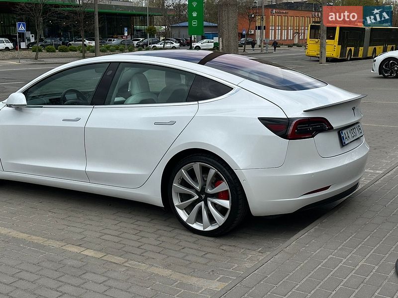 Седан Tesla Model 3 2019 в Киеве