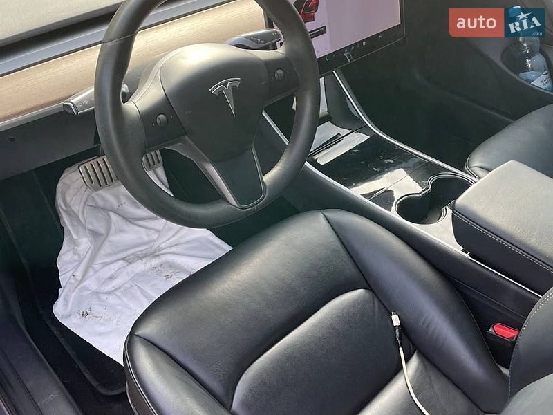 Седан Tesla Model 3 2019 в Львове