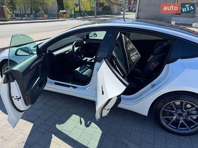 Седан Tesla Model 3 2022 в Буске
