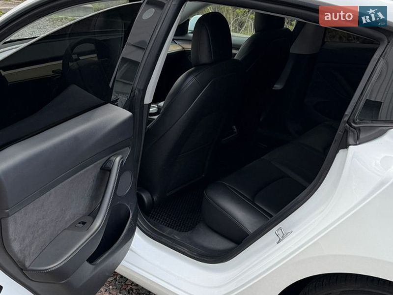 Седан Tesla Model 3 2021 в Чернигове